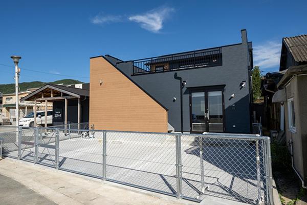 淡路市にあるRockstar Villa 尾崎浜STYLEの前に柵がある建物