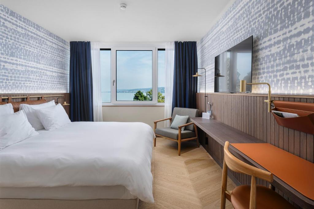 a hotel room with a bed and a desk at The Yarn in Horgen