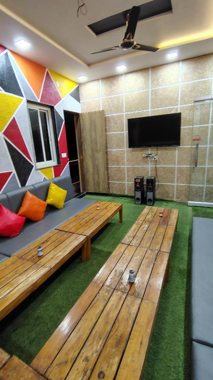 TV a/nebo společenská místnost v ubytování Bedweiser Backpackers Hostel
