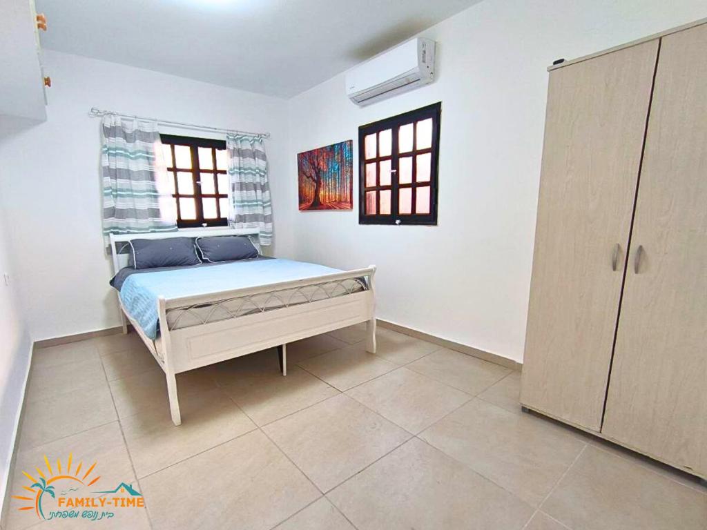 Ein Bett oder Betten in einem Zimmer der Unterkunft Family-TIME בית פרטי לנופש משפחתי באילת