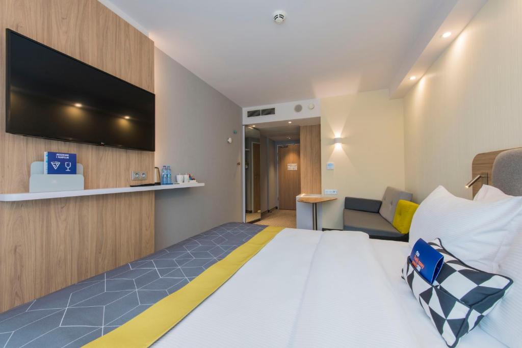 Holiday Inn Express Warsaw - Mokotow by IHG - Standard Double Room With Sofa Bed