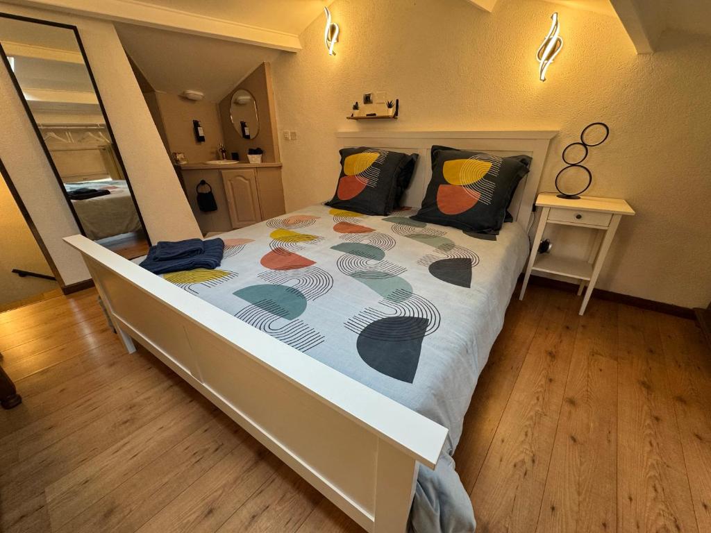 une chambre avec un grand lit avec des oreillers dessus dans l'établissement Duplex proche port de Nice, à Nice