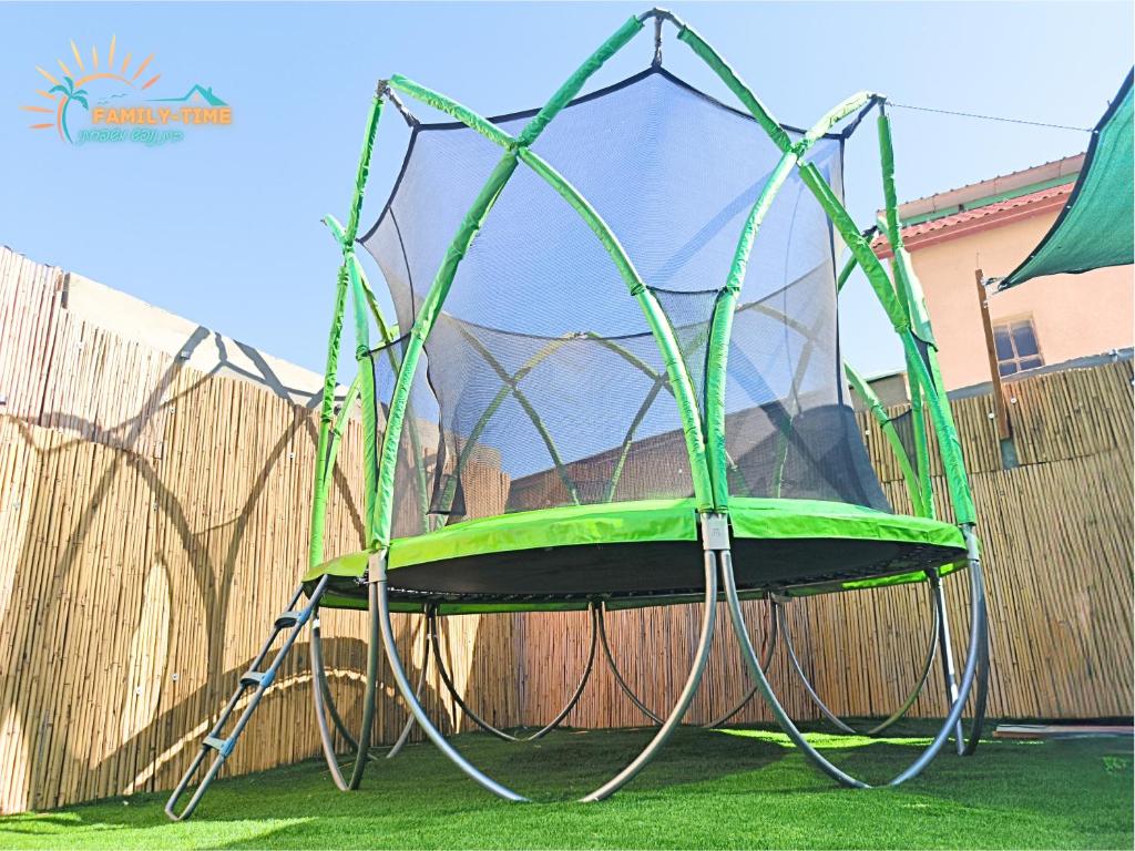 Ein Kinderspielbereich in der Unterkunft Family-TIME בית פרטי לנופש משפחתי באילת