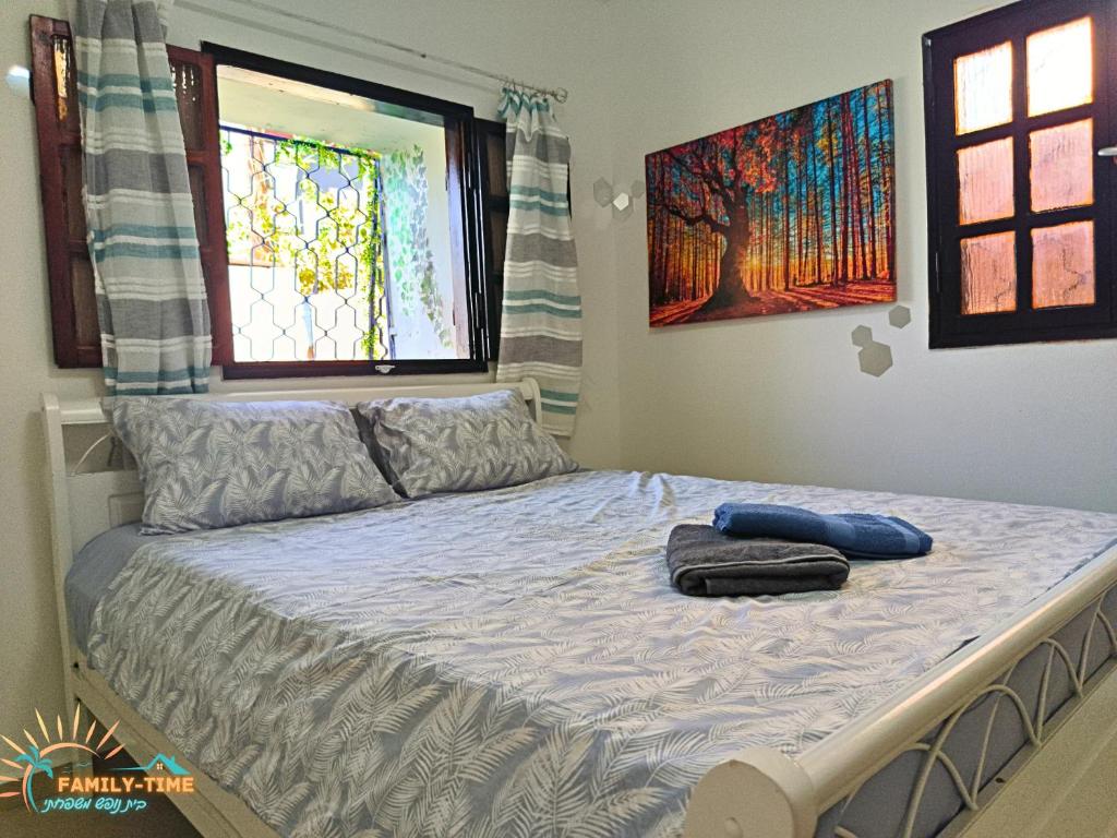 ein Bett mit zwei Handtüchern darauf in einem Schlafzimmer in der Unterkunft Family-TIME בית פרטי לנופש משפחתי באילת in Eilat