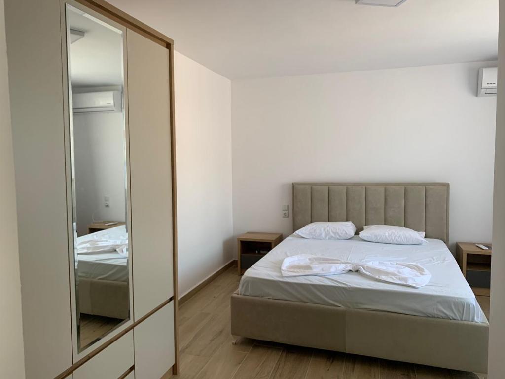 Postel nebo postele na pokoji v ubytování Sara and Noel apartment