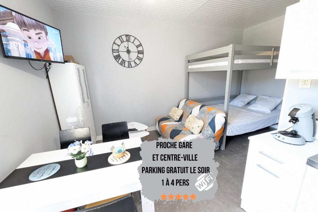 Postel nebo postele na pokoji v ubytování Grands Studios Maillochon accès Gare de Poitiers et Centre ville à Pieds