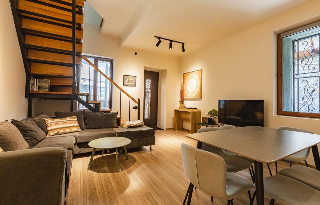 Posezení v ubytování La Maison Mestia