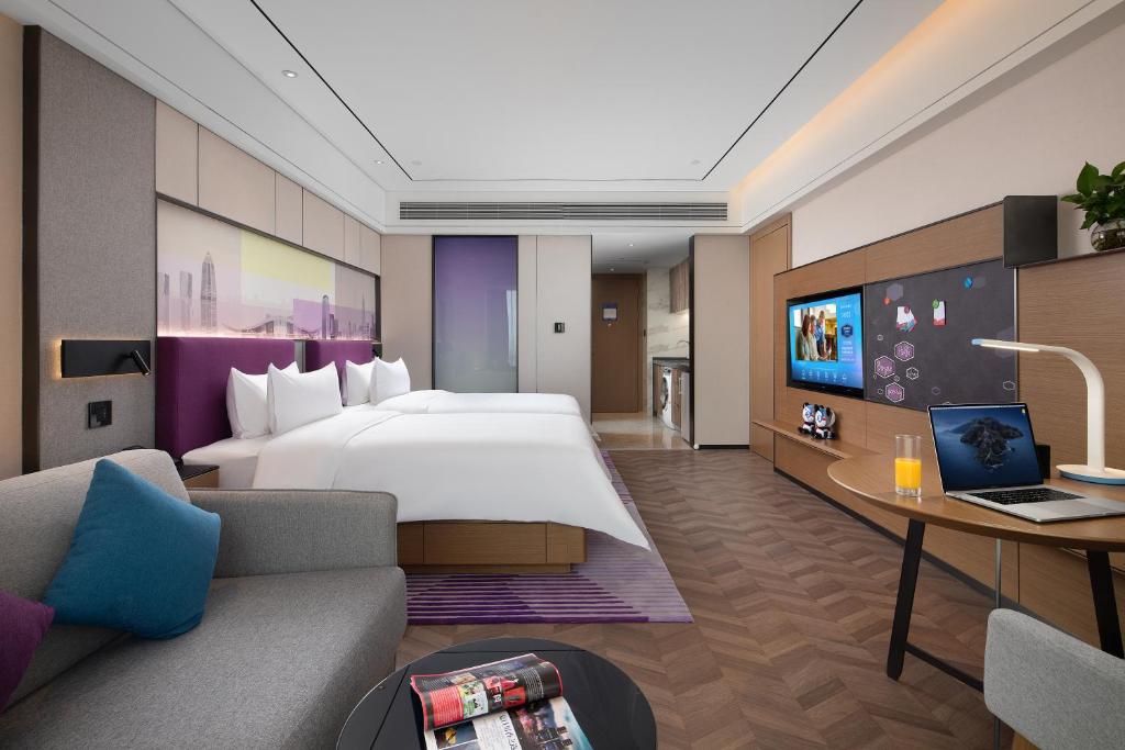 Postel nebo postele na pokoji v ubytování Hampton By Hilton Shenzhen Futian Mangrove Park Apartments