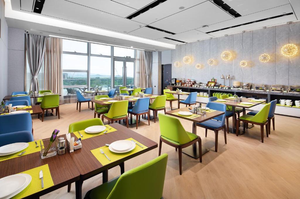 Restaurace v ubytování Hampton By Hilton Shenzhen Futian Mangrove Park Apartments