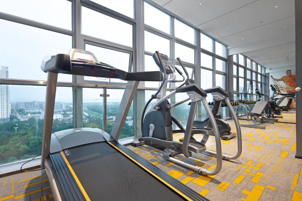Fitness centrum a/nebo fitness zařízení v ubytování Hampton By Hilton Shenzhen Futian Mangrove Park Apartments