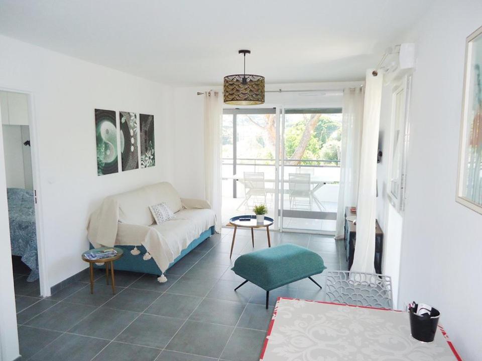 un salon avec un canapé et une table dans l'établissement Bel Appartement climatisé à 500m des plages de sable et des commerces, à Cavalaire-sur-Mer