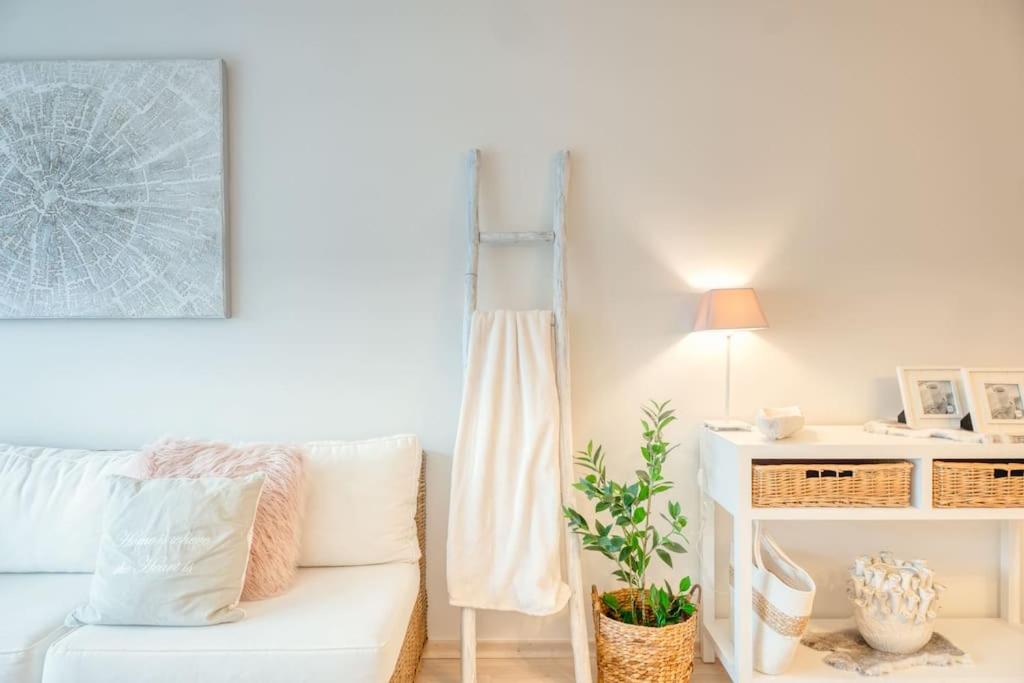 sala de estar con sofá blanco y lámpara en Seaside Serenity Cozy 2-BR Escape, en Blankenberge