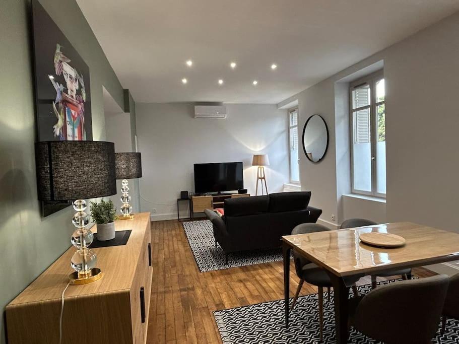 un salon avec un canapé et une table dans l'établissement Casa Clemenceau #1, #2, #3 et #4 - T2 très haut standing - Climatisation - Centre Ville, à Brive-la-Gaillarde