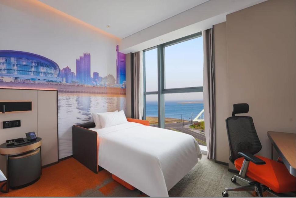 Postel nebo postele na pokoji v ubytování Hampton By Hilton Shenzhen Futian Mangrove Park Apartments