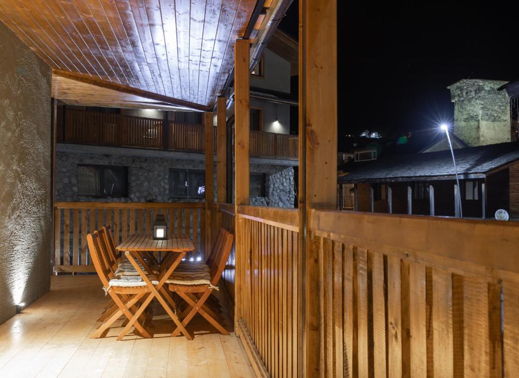 Balkón nebo terasa v ubytování La Maison Mestia