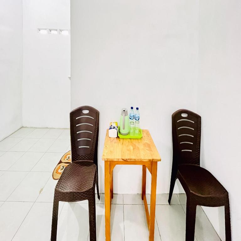Posezení v ubytování Kempu Tigan Homestay Berastagi Mitra RedDoorz