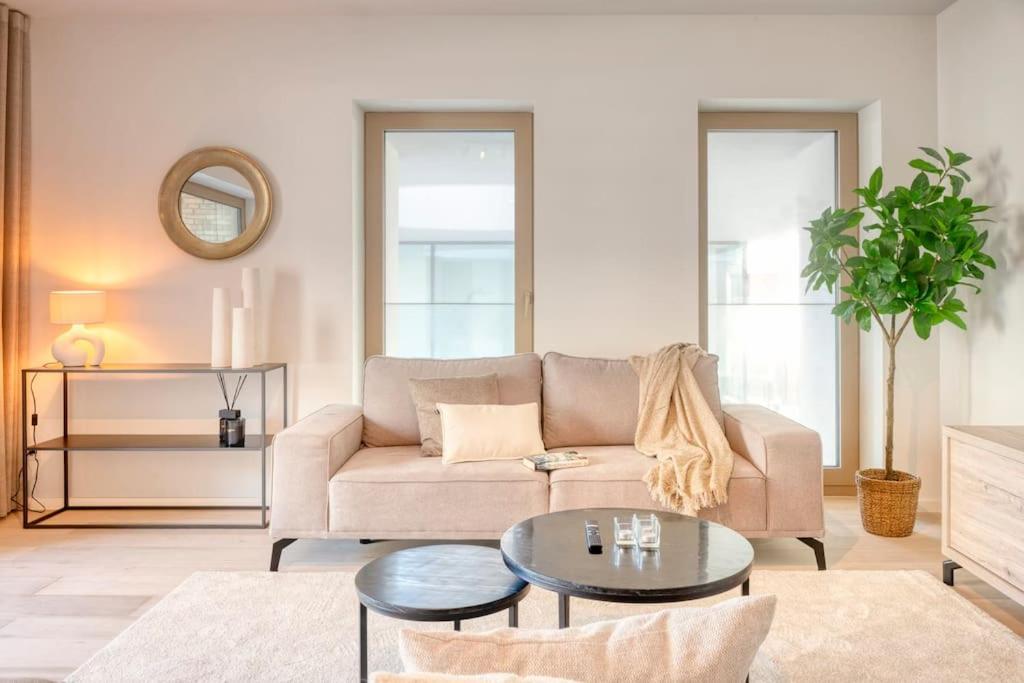 オーステンデにあるSunny Seaview Sanctuary in Ostend w Parkingのソファとテーブルのあるリビングルーム