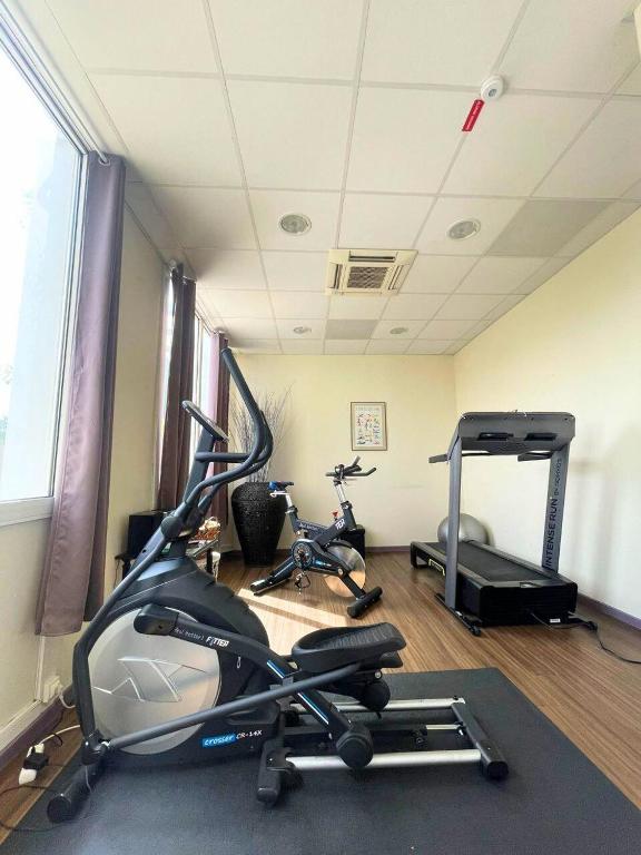 Fitness centrum a/nebo fitness zařízení v ubytování Hôtel Arles Plaza