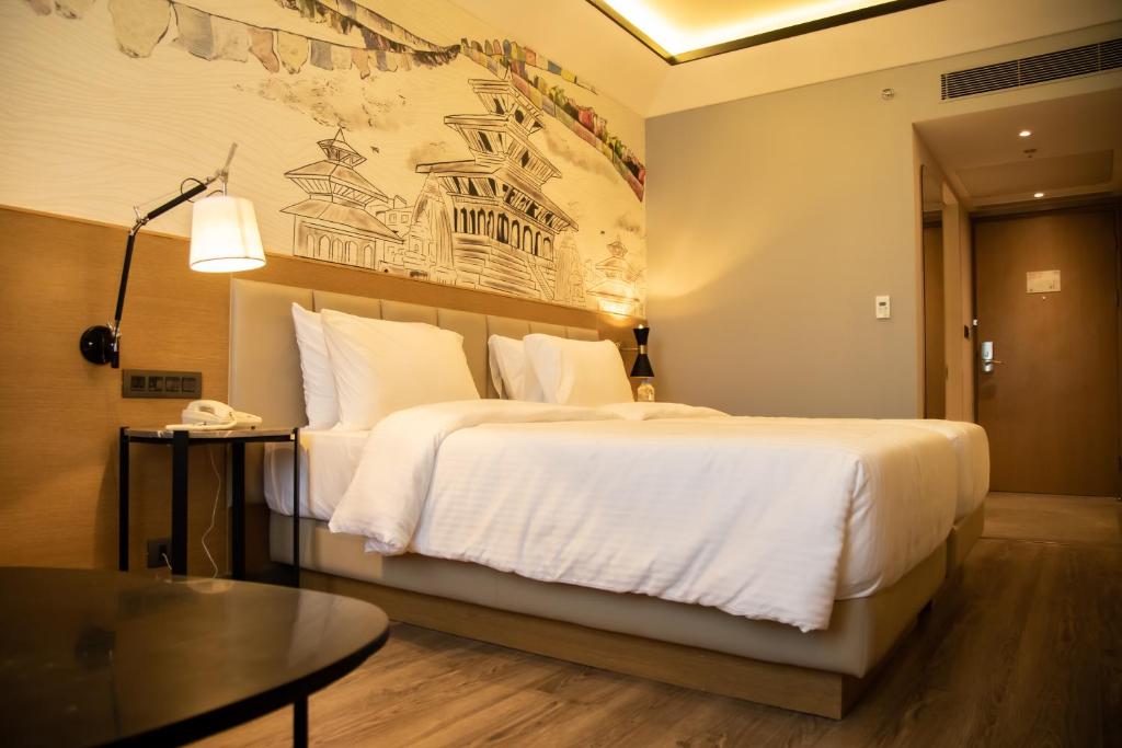 Postel nebo postele na pokoji v ubytování Sarovar Portico Birgunj