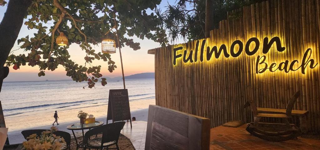 ein Strand mit einem Schild mit der Aufschrift „Sulum Moon Beach“ in der Unterkunft Fullmoon Beachresort Krabi in Ao Nang Beach