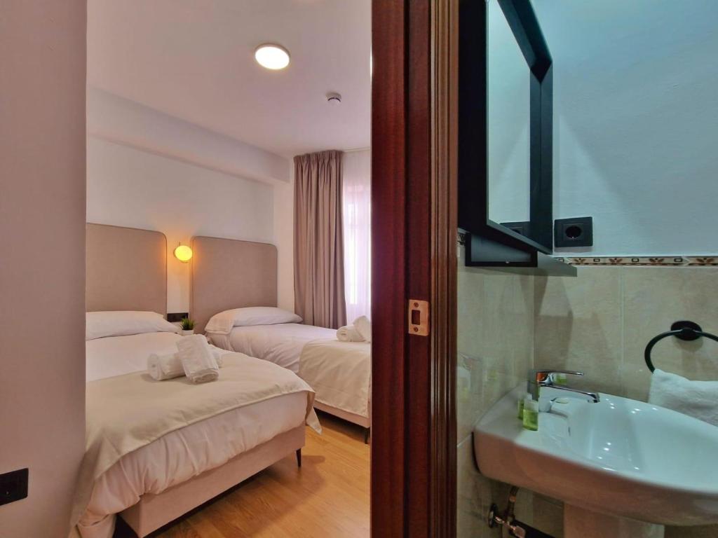 Postel nebo postele na pokoji v ubytování HOSTAL HS CEHEGIN