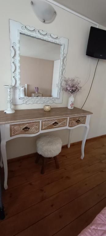 A television and/or entertainment centre at Arhontiko Katerina Spili