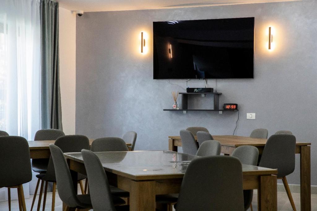 TV a/nebo společenská místnost v ubytování Casa Orhideea