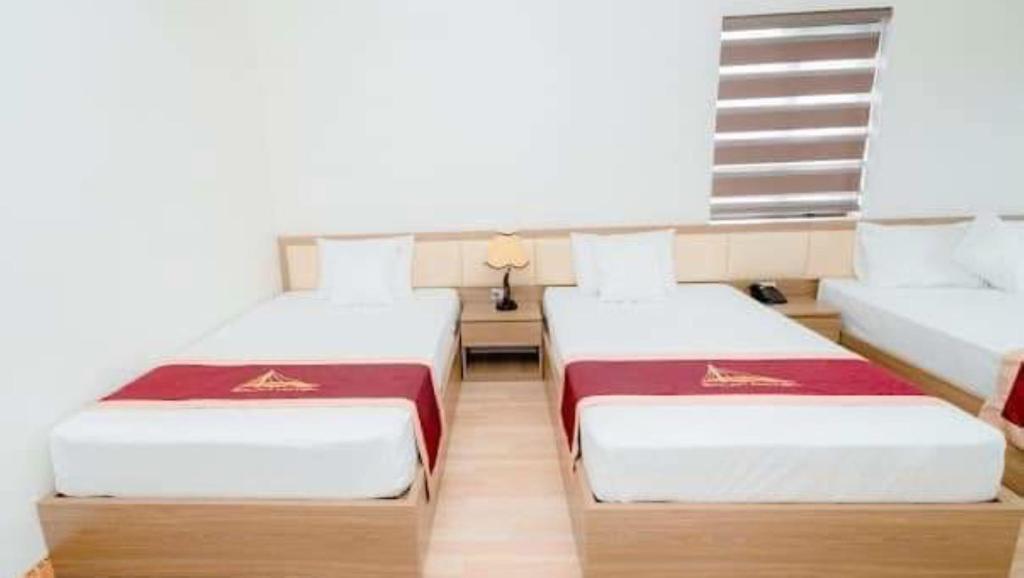 Postel nebo postele na pokoji v ubytování Quang Vinh Hotel