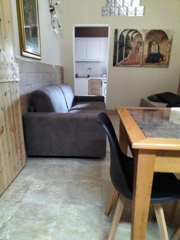 a living room with a couch and a table at Gi&Sa in Gallipoli