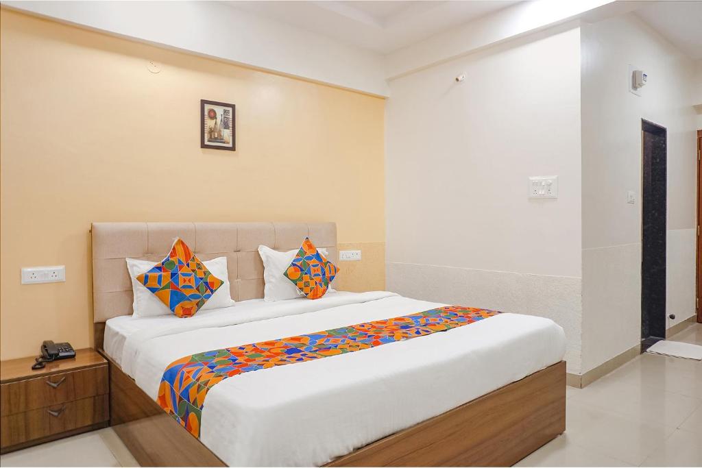 Postel nebo postele na pokoji v ubytování FabHotel Embassy near Amanora Mall