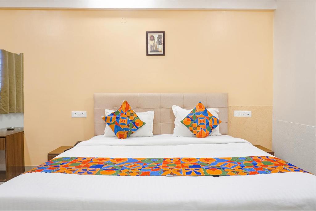 Postel nebo postele na pokoji v ubytování FabHotel Embassy near Amanora Mall