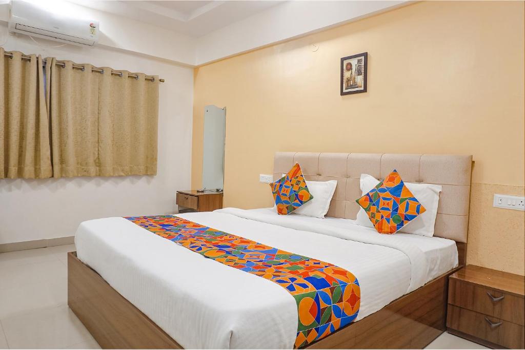 Postel nebo postele na pokoji v ubytování FabHotel Embassy near Amanora Mall