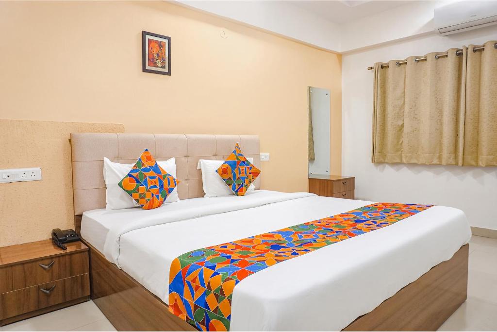 Postel nebo postele na pokoji v ubytování FabHotel Embassy near Amanora Mall