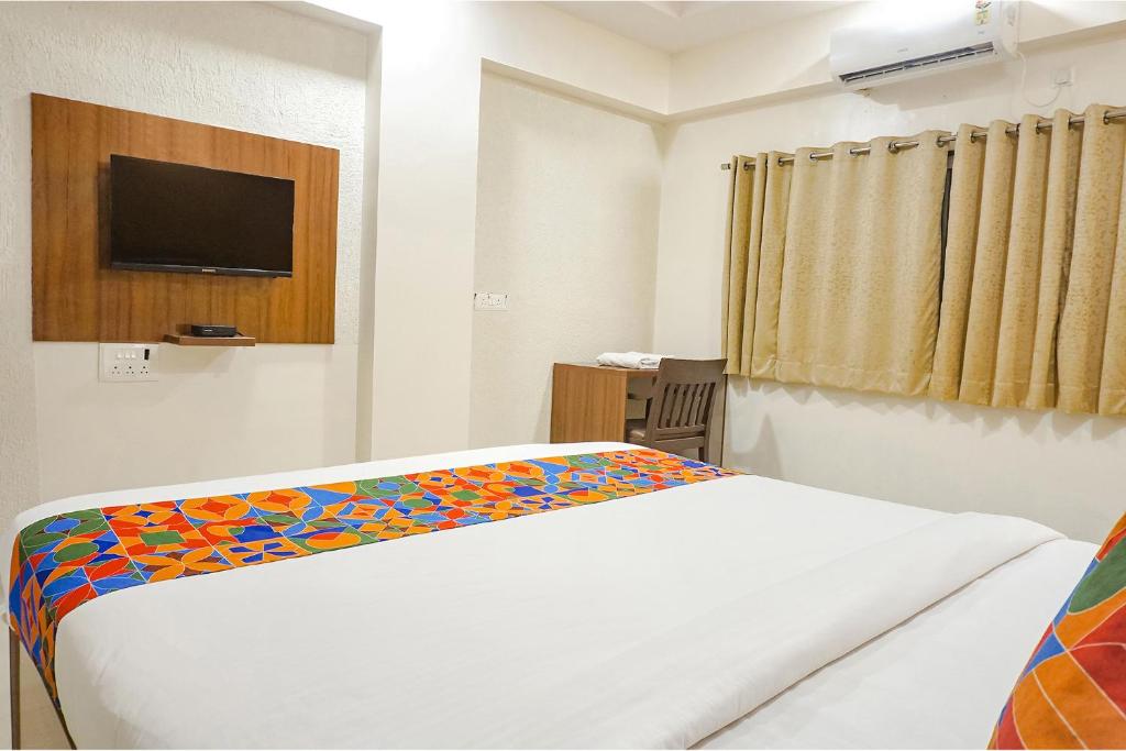 Postel nebo postele na pokoji v ubytování FabHotel Embassy near Amanora Mall