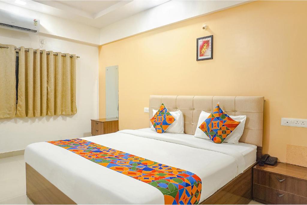 Postel nebo postele na pokoji v ubytování FabHotel Embassy near Amanora Mall