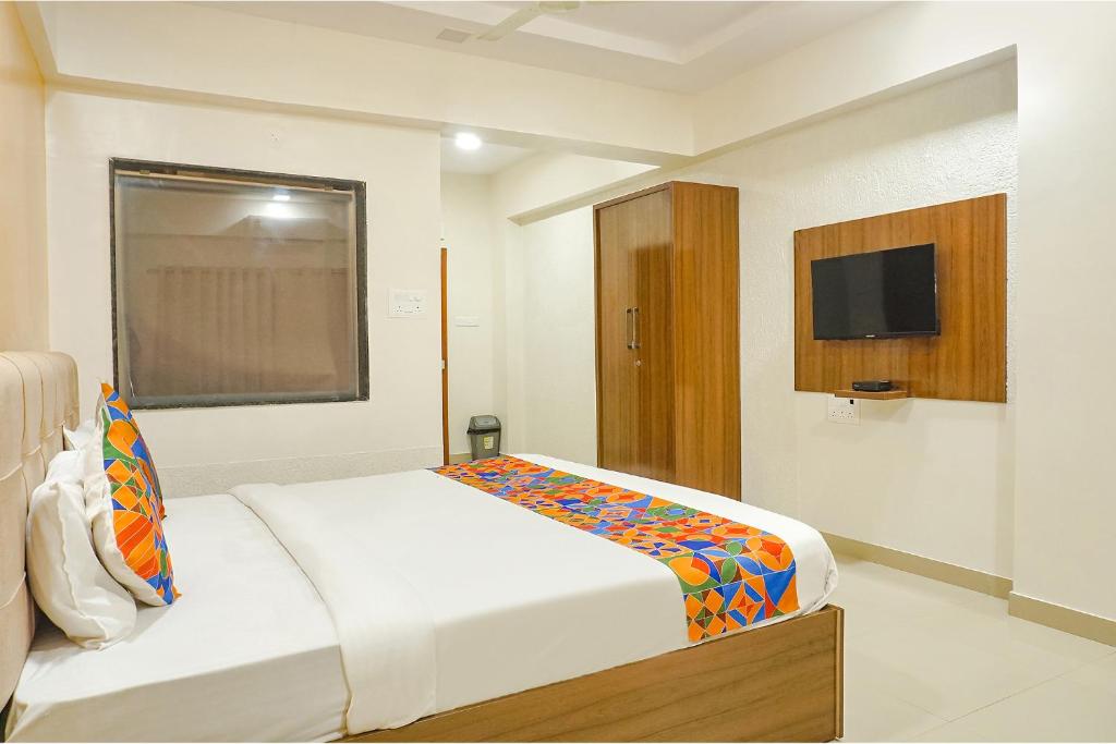 Postel nebo postele na pokoji v ubytování FabHotel Embassy near Amanora Mall