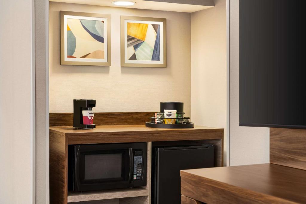 Hampton by Hilton Shelton - King Room With Roll-In Shower - Disability Access