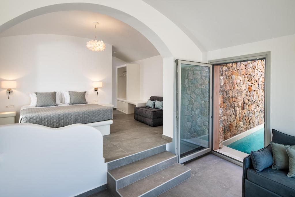 Rúm í herbergi á Felicity Cave Suites