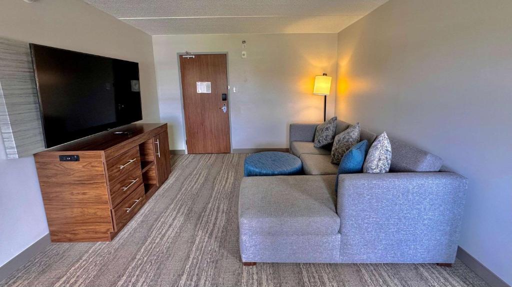 TV a/nebo společenská místnost v ubytování Sleep Inn Oakbrook Terrace - Chicago