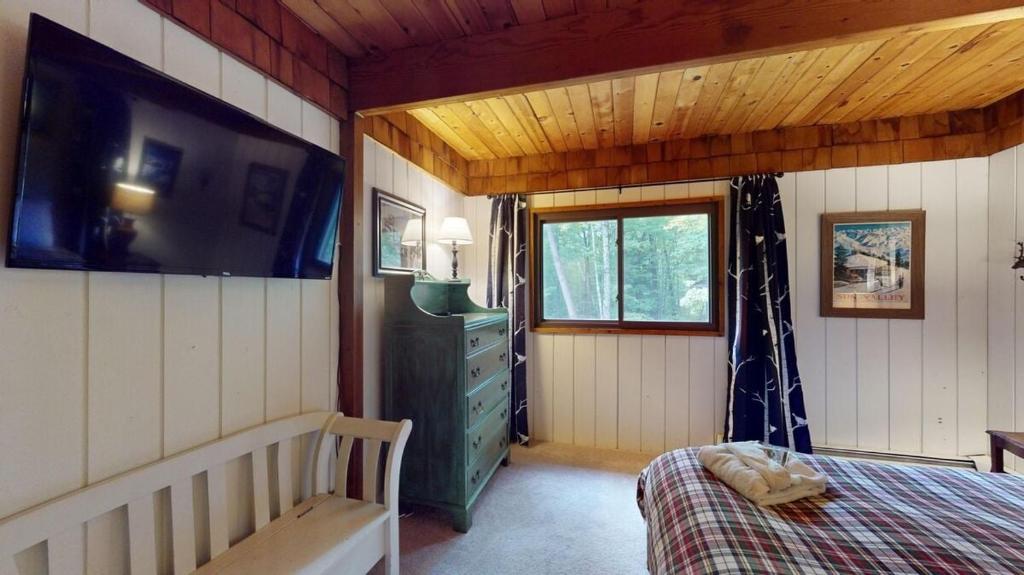Voodi või voodid majutusasutuse Treehouse Home Brought to you by GetAway Vacations toas