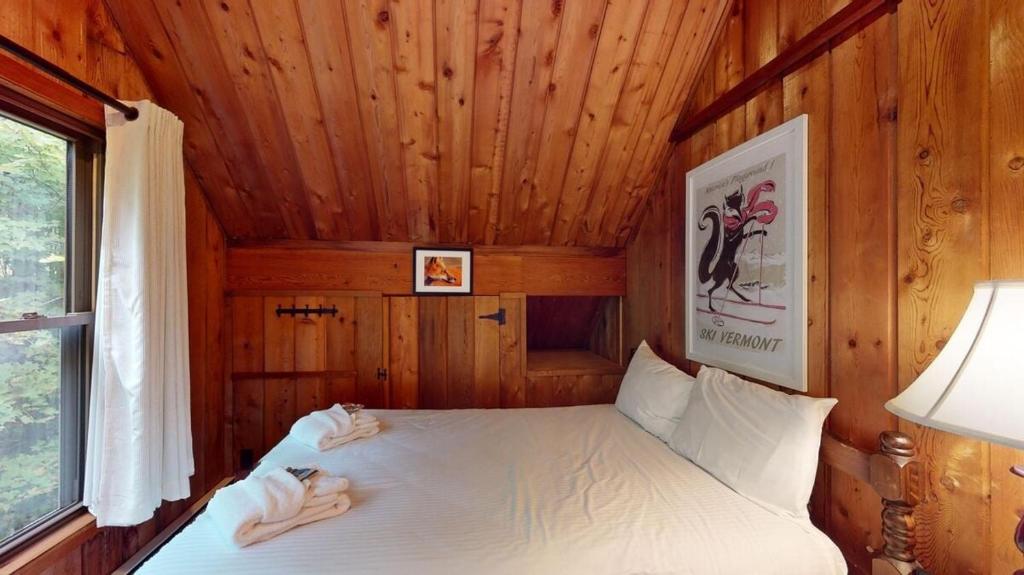Voodi või voodid majutusasutuse Treehouse Home Brought to you by GetAway Vacations toas