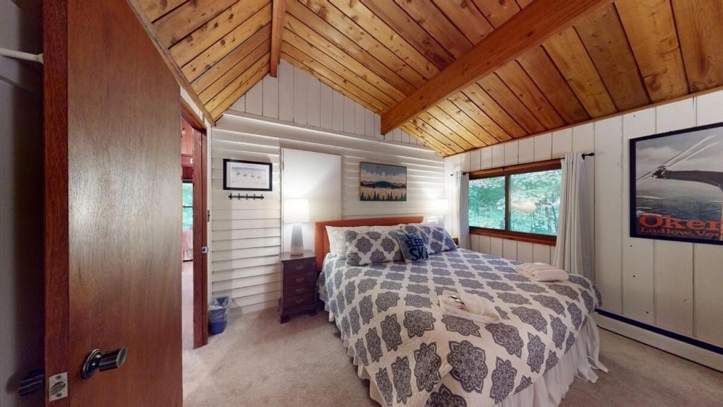 Voodi või voodid majutusasutuse Treehouse Home Brought to you by GetAway Vacations toas