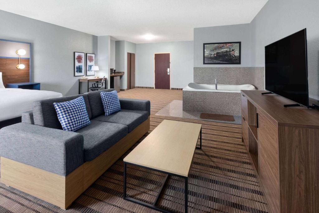 AmericInn by Wyndham Grinnell - King Suite - Non-Smoking