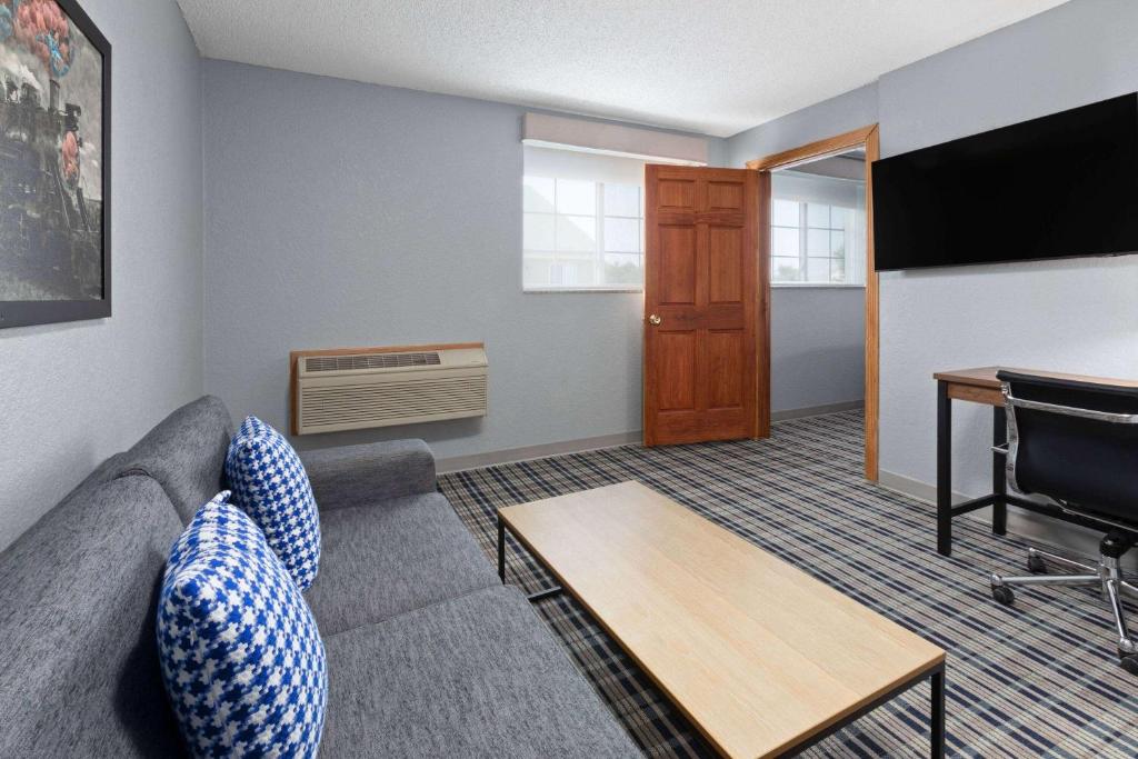 AmericInn by Wyndham Grinnell - One-Bedroom Suite With Two Queen Beds, Non-Smoking