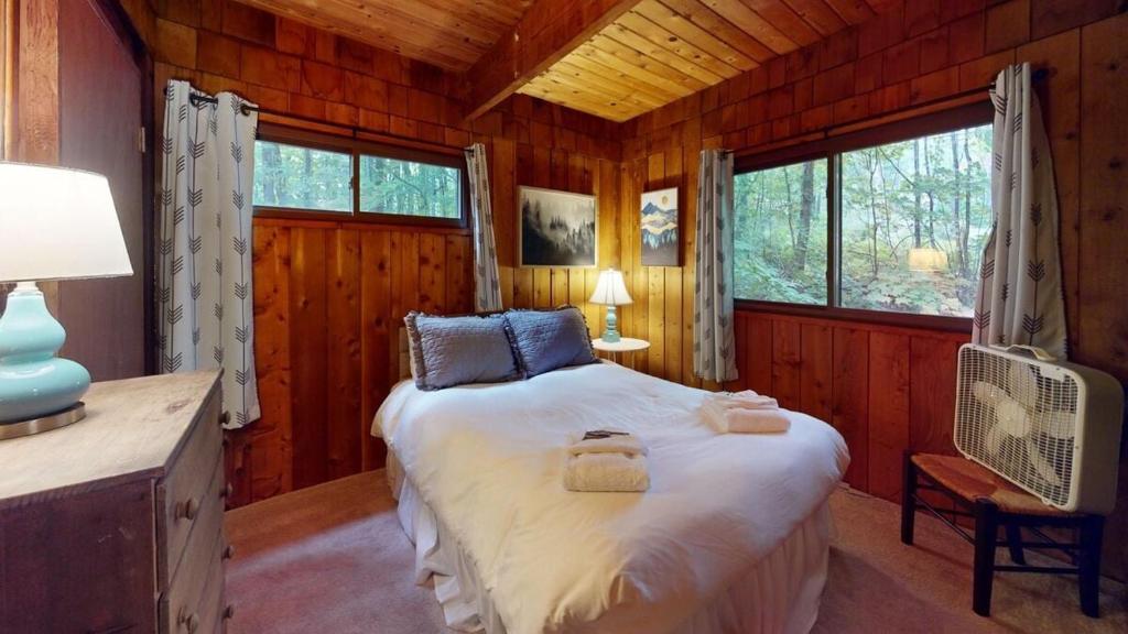 Voodi või voodid majutusasutuse Treehouse Home Brought to you by GetAway Vacations toas