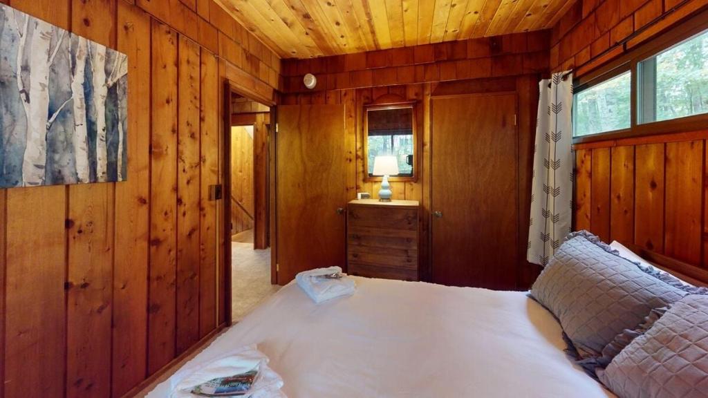 Voodi või voodid majutusasutuse Treehouse Home Brought to you by GetAway Vacations toas