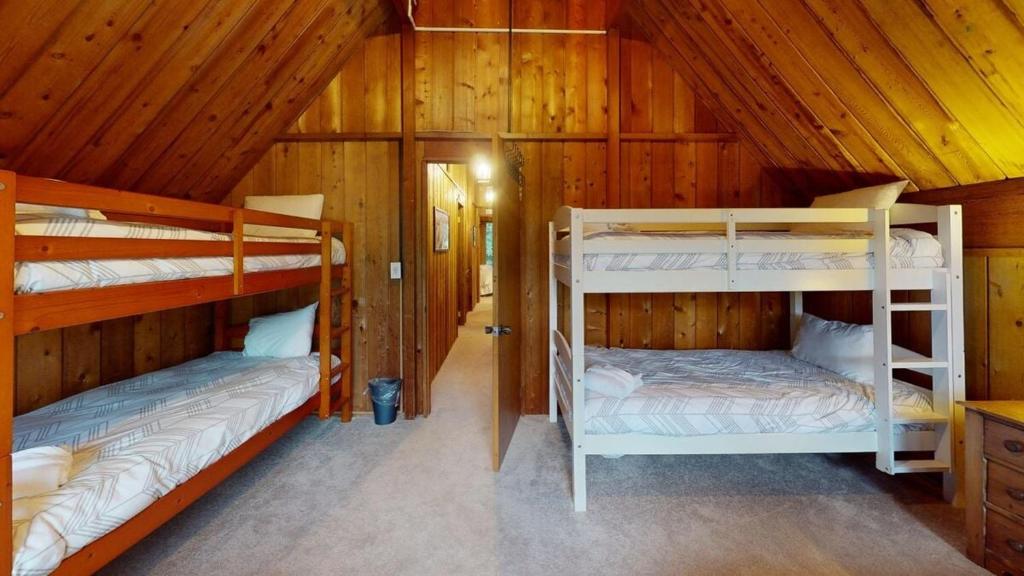 Voodi või voodid majutusasutuse Treehouse Home Brought to you by GetAway Vacations toas