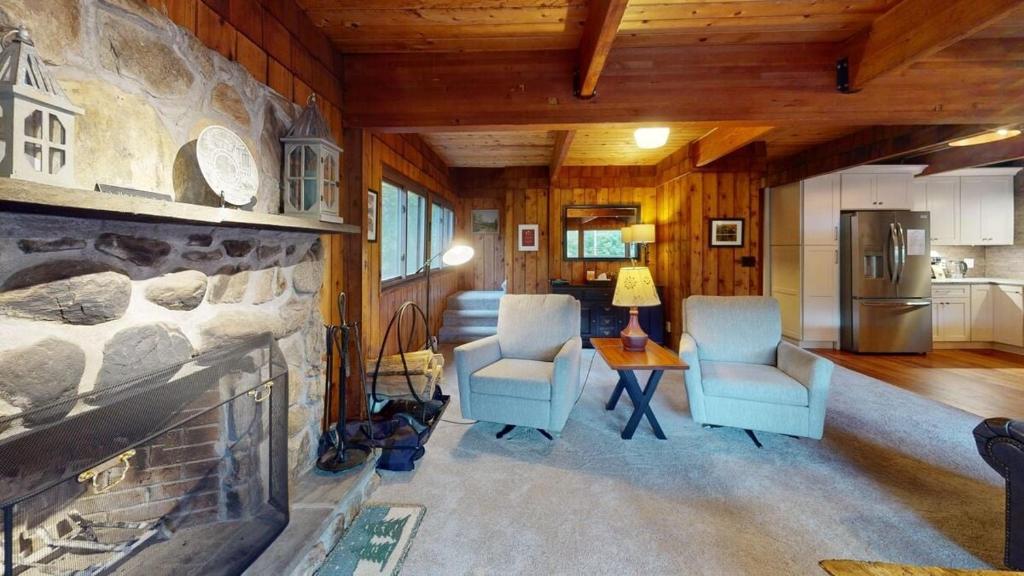 Istumisnurk majutusasutuses Treehouse Home Brought to you by GetAway Vacations