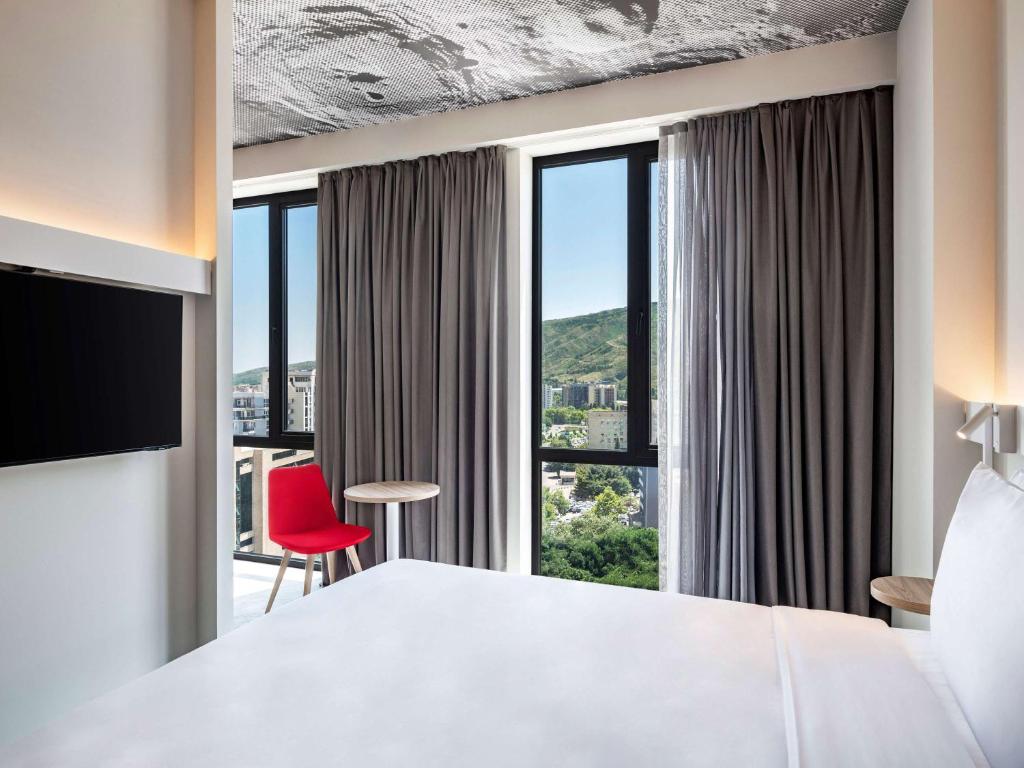 Postel nebo postele na pokoji v ubytování ibis Tbilisi City