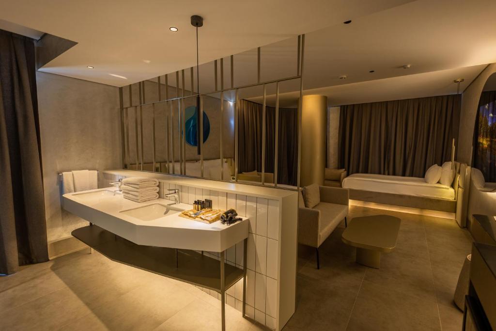Four Hills Hotel - Полулюкс